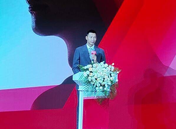 往我脸上吐口水