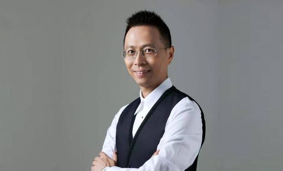 巨胸美女给男人狂摸